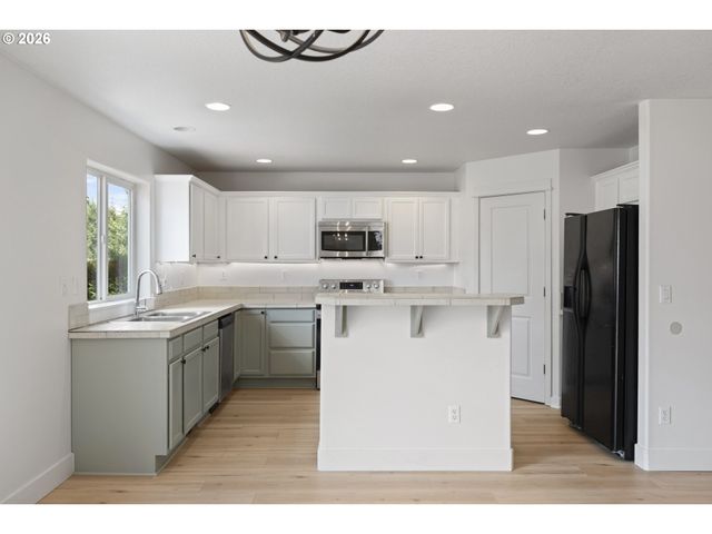 19095 BARRINGTON Ave, Sandy, OR 97055