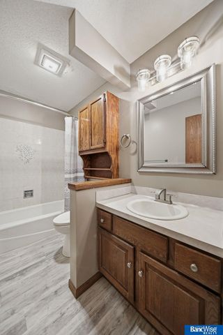 5601 Elk Circle, Lincoln, NE 68516