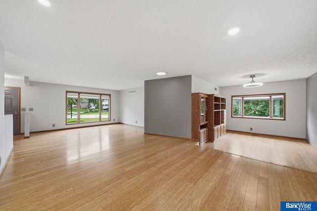 5601 Elk Circle, Lincoln, NE 68516