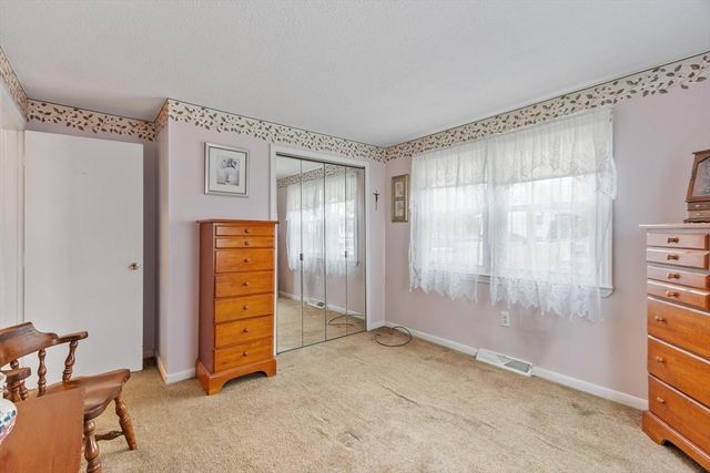 74 Harlem St, Lowell, MA 01854