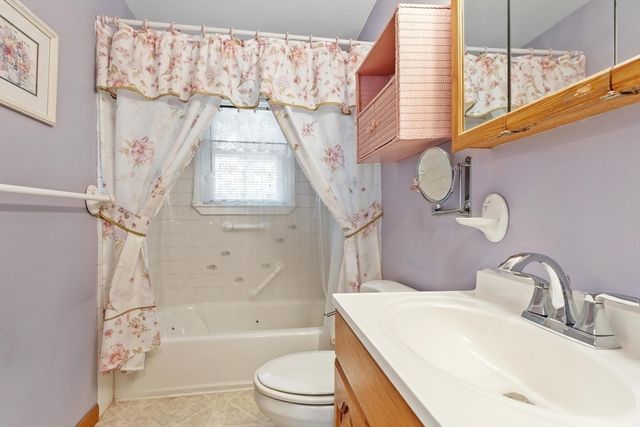 74 Harlem St, Lowell, MA 01854