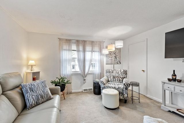 74 Harlem St, Lowell, MA 01854