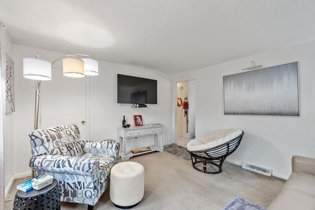 74 Harlem St, Lowell, MA 01854