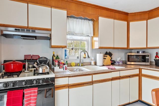 74 Harlem St, Lowell, MA 01854