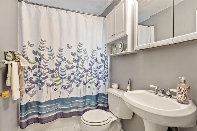 74 Harlem St, Lowell, MA 01854