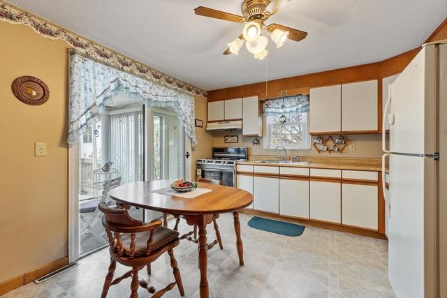 74 Harlem St, Lowell, MA 01854