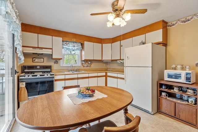74 Harlem St, Lowell, MA 01854