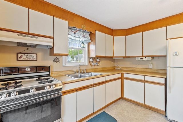 74 Harlem St, Lowell, MA 01854