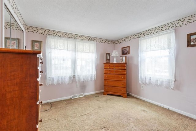 74 Harlem St, Lowell, MA 01854