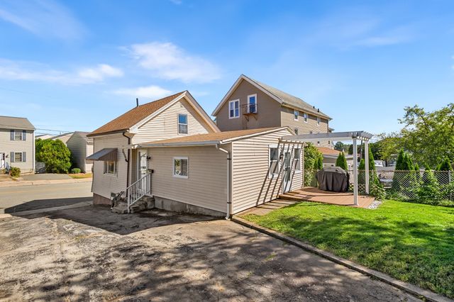 2113 Pleasant St, Fall River, MA 02723