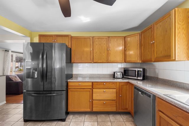 2113 Pleasant St, Fall River, MA 02723