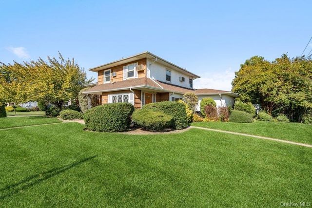 430 Violet Street, Massapequa Park, NY 11762