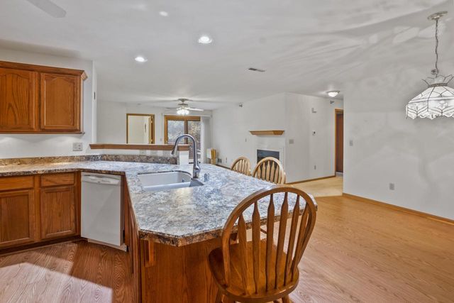 942 Oconomowoc PARKWAY, Oconomowoc, WI 53066