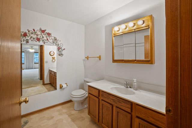 942 Oconomowoc PARKWAY, Oconomowoc, WI 53066