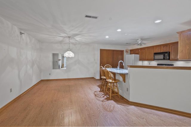 942 Oconomowoc PARKWAY, Oconomowoc, WI 53066