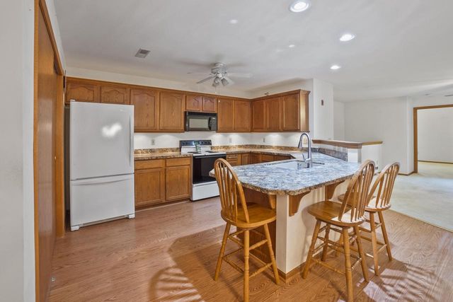 942 Oconomowoc PARKWAY, Oconomowoc, WI 53066