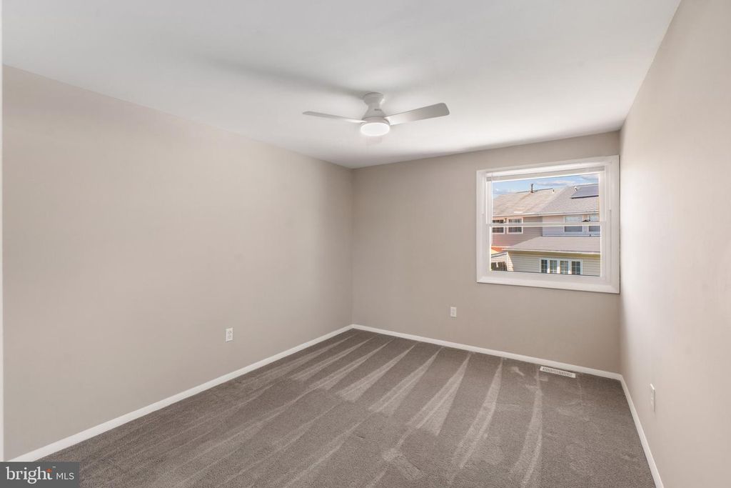 Image 18 of property listing at 8582 BEACON POINT RD, Pasadena, MD 21122