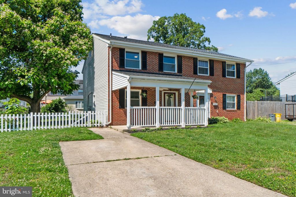 Image 2 of property listing at 8582 BEACON POINT RD, Pasadena, MD 21122