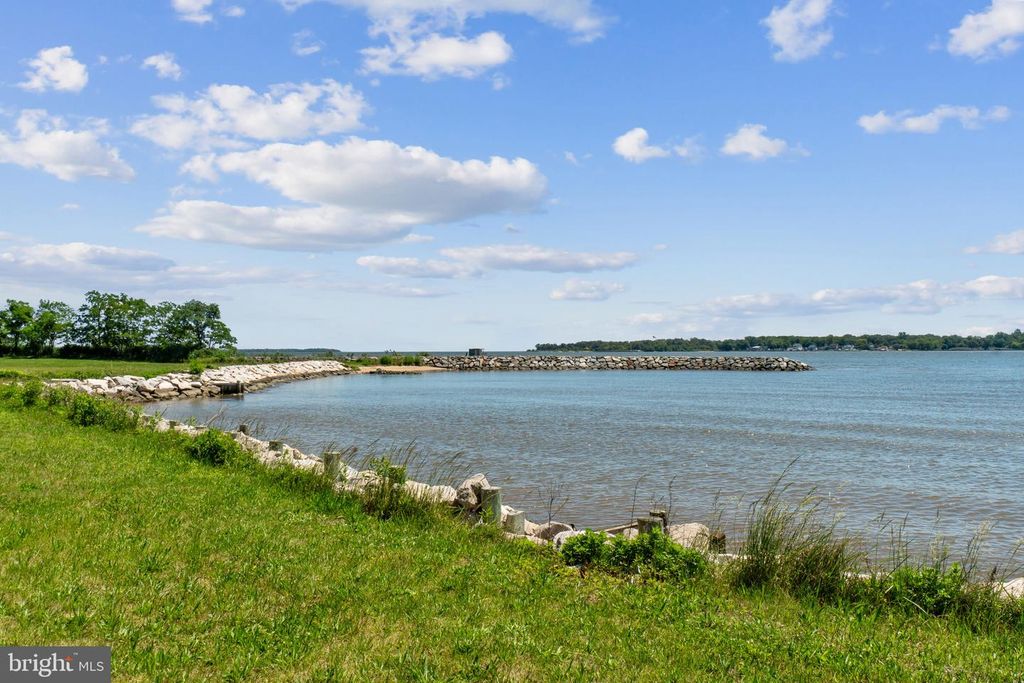 Image 27 of property listing at 8582 BEACON POINT RD, Pasadena, MD 21122
