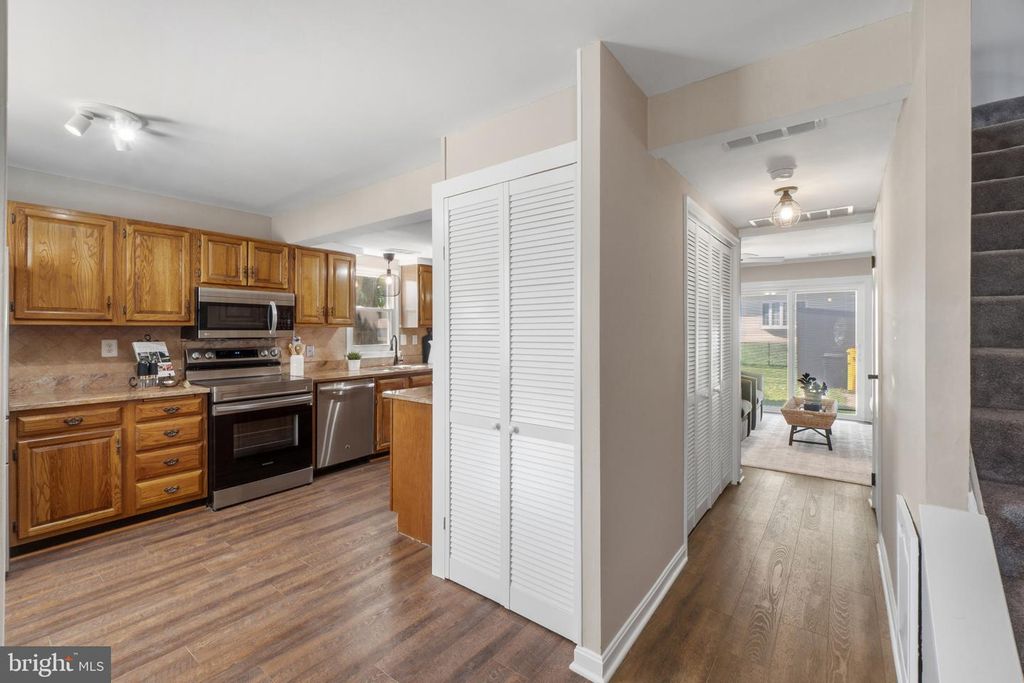 Image 3 of property listing at 8582 BEACON POINT RD, Pasadena, MD 21122