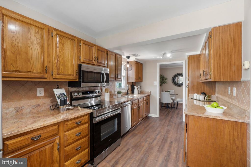 Image 4 of property listing at 8582 BEACON POINT RD, Pasadena, MD 21122