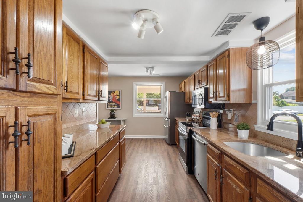 Image 5 of property listing at 8582 BEACON POINT RD, Pasadena, MD 21122
