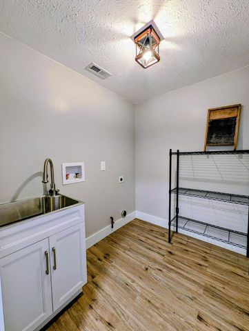 12498 National Dr., Grafton, OH 44044