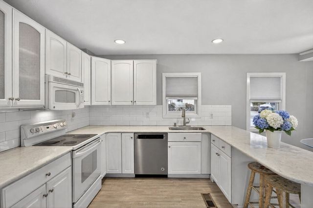 62 Fairway Dr 62, Plymouth, MA 02360