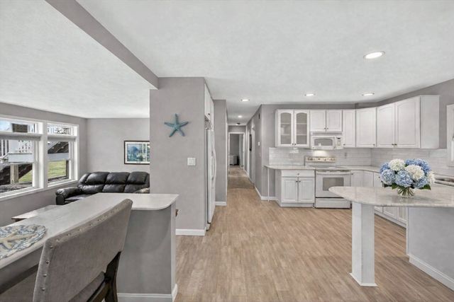 62 Fairway Dr 62, Plymouth, MA 02360