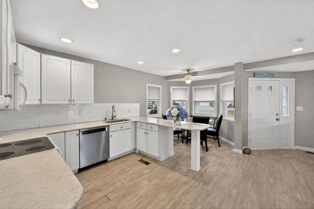 62 Fairway Dr 62, Plymouth, MA 02360