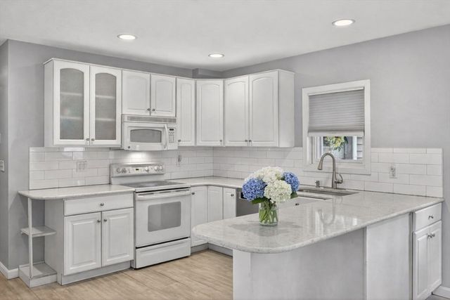 62 Fairway Dr 62, Plymouth, MA 02360