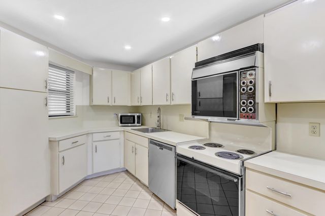 5800 Camino Del Sol Apt 103, Boca Raton, FL 33433