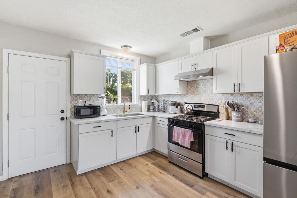 Image 10 of property listing at 4530 E Mckenzie Avenue, Fresno, CA 93702