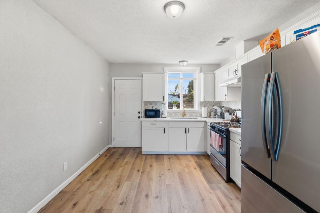 Image 12 of property listing at 4530 E Mckenzie Avenue, Fresno, CA 93702