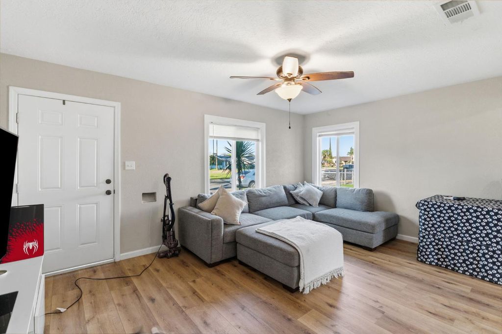 Image 14 of property listing at 4530 E Mckenzie Avenue, Fresno, CA 93702