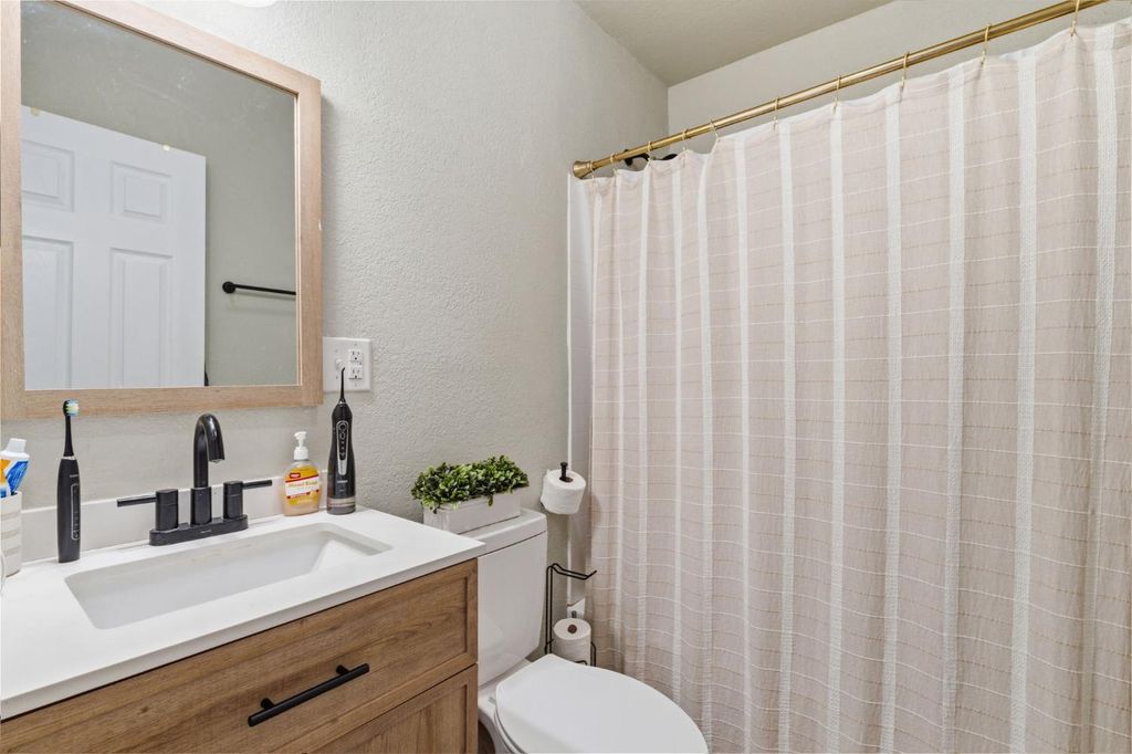 Image 5 of property listing at 4530 E Mckenzie Avenue, Fresno, CA 93702