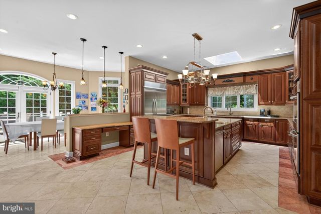 1002 SHERMAN CT, Great Falls, VA 22066
