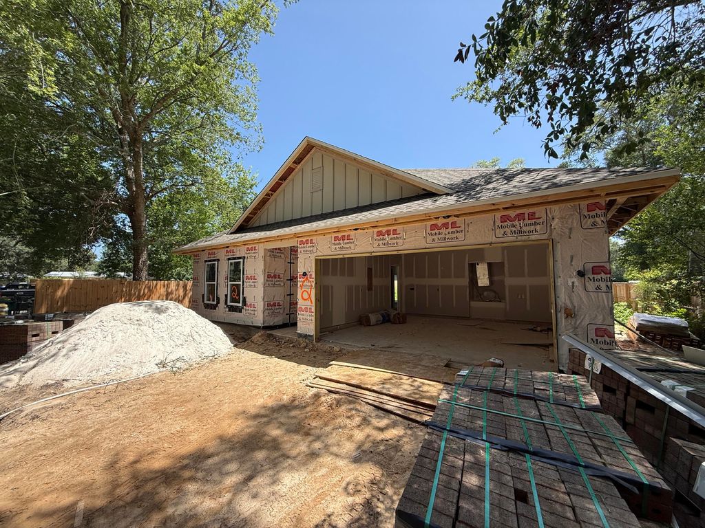 Image 1 of property listing at 2 19th Street, Niceville, FL 32578