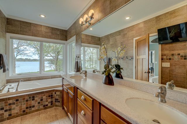 5256 Oxford Street N, Shoreview, MN 55126