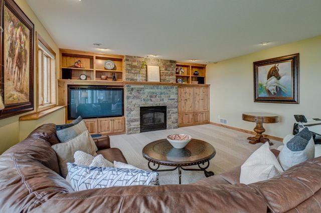 5256 Oxford Street N, Shoreview, MN 55126