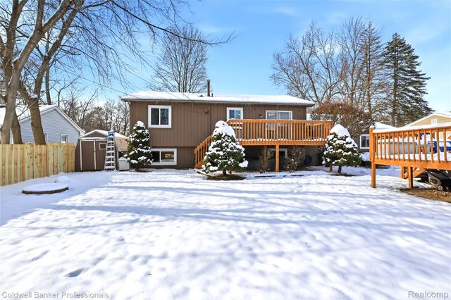 4904 Lake Grove Drive, White Lake Charter Township, MI 48383