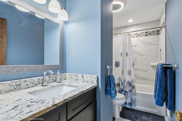 4904 Lake Grove Drive, White Lake Charter Township, MI 48383