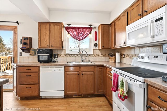 4904 Lake Grove Drive, White Lake Charter Township, MI 48383