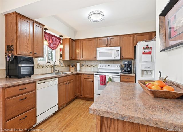 4904 Lake Grove Drive, White Lake Charter Township, MI 48383