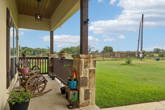 9691 Crow Ln, Adkins, TX 78101