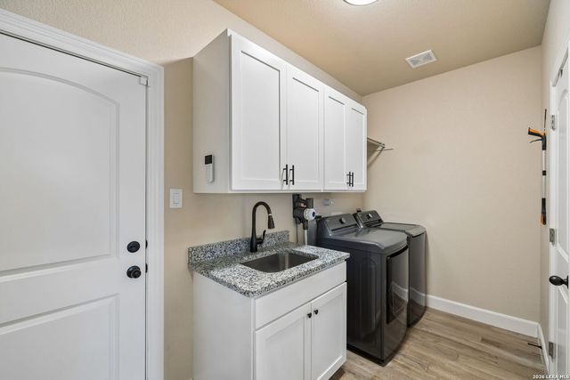 9691 Crow Ln, Adkins, TX 78101