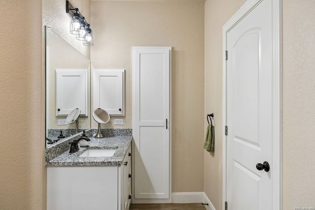 9691 Crow Ln, Adkins, TX 78101