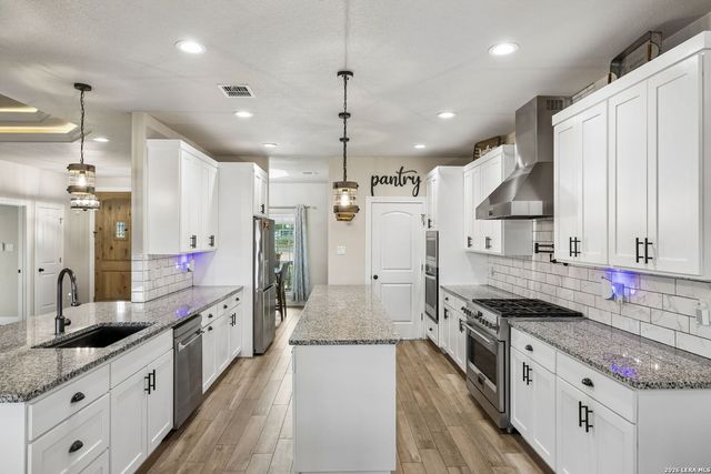 9691 Crow Ln, Adkins, TX 78101