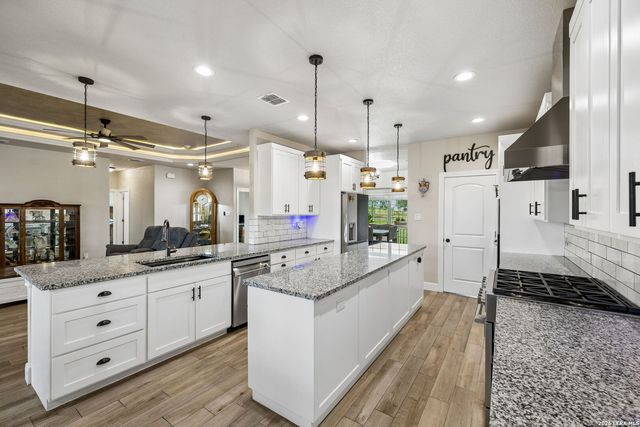 9691 Crow Ln, Adkins, TX 78101