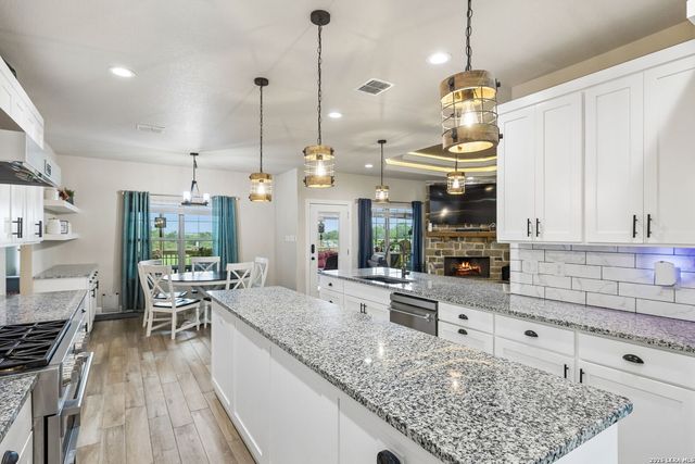 9691 Crow Ln, Adkins, TX 78101